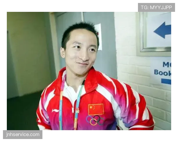 刷到石智勇下班拎菜——那袋东西估计比我一个月工资还贵，我笑不出来