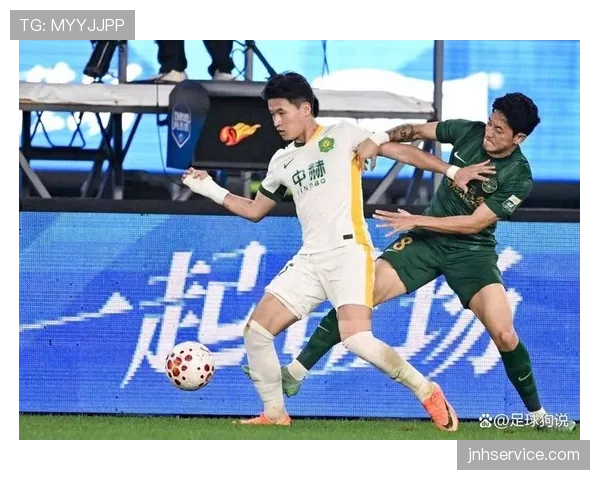 北京国安客场比赛状态不佳，后防线连续出现失误影响争冠局面